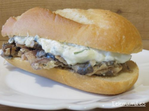 Bocadillo de sardinillas en conserva con salsa griega