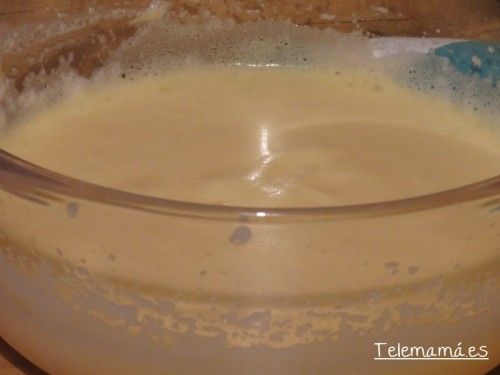 Incorporamos la leche y el aceite.