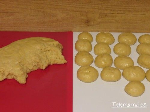 Tomamos pequeñas porciones de la masa.