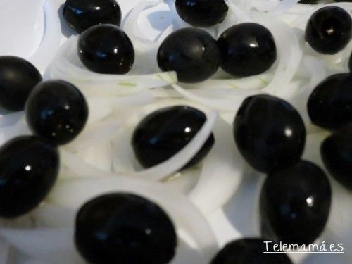 Aceitunas negras y cebolla.