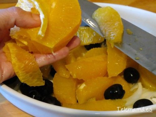 Sacamos los gajos de la naranja.
