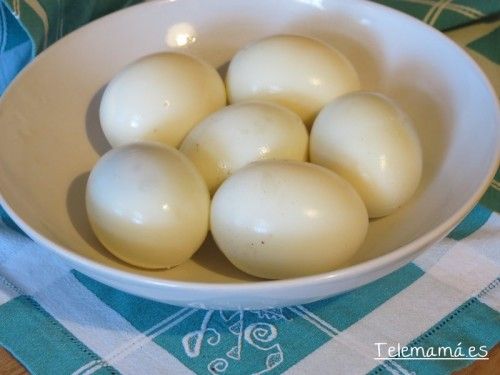 Huevos ya cocidos y pelados.