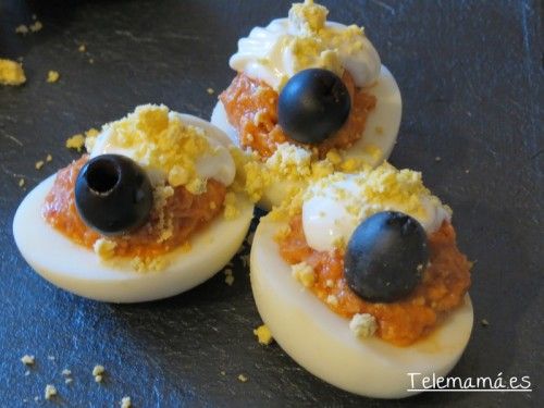 Huevos rellenos de atún con tomate.