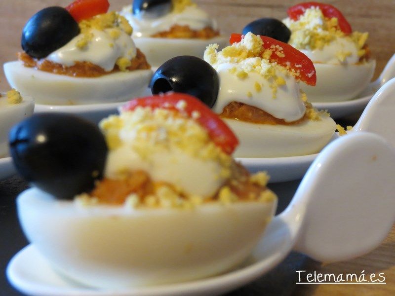 Huevos rellenos de atún con tomate.