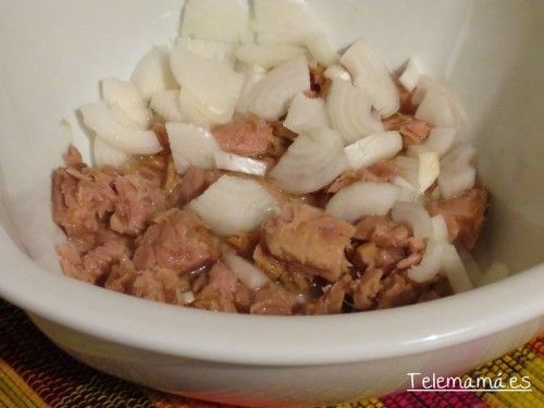 Picamos la cebolla y añadimos el atún.