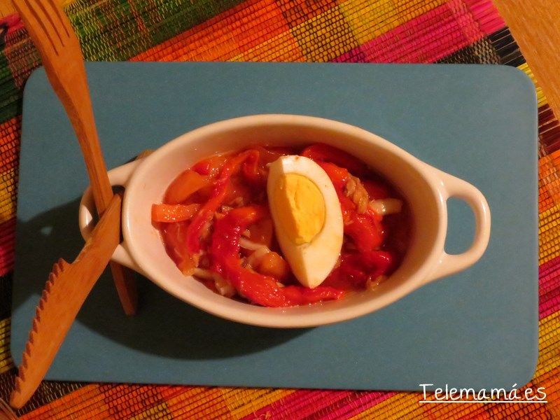 Ensalada de pimientos o asadillo de pimientos. Porción individual, detalle.