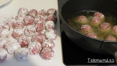 Freímos las albóndigas.