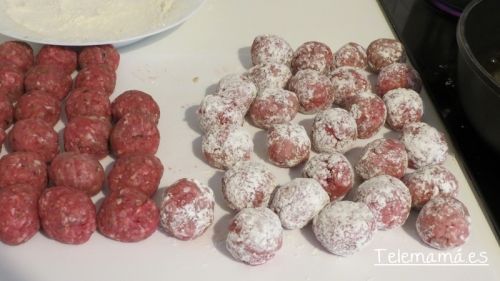 Enharinar las albóndigas.