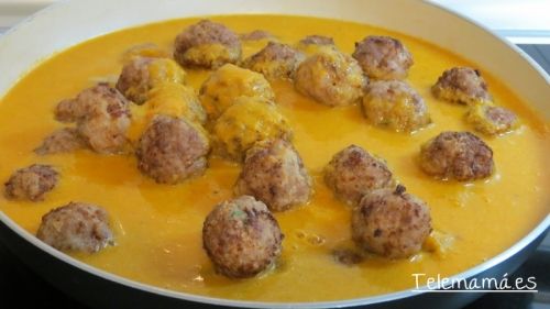 Añadimos la salsa.
