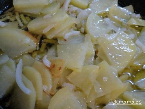 Freímos las patatas y cebolla.