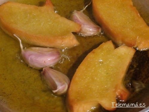 Freímos y doramos el pan y ajo.