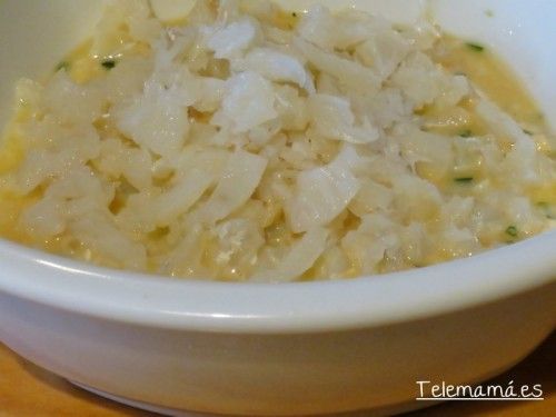 Incorporamos la miga de bacalao.