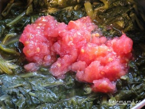Incorporamos el tomate.