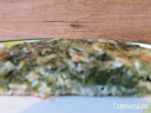 Detalle de corte de tortilla de espinacas.