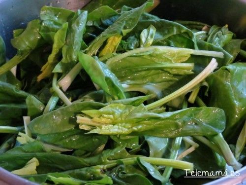 Limpiamos y cocemos las espinacas.