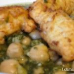 Potaje de garbanzos, espinacas y tortillitas de bacalao.