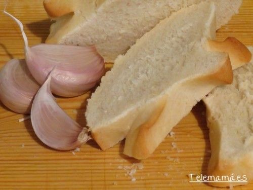 Cortamos unas rebanadas de pan.