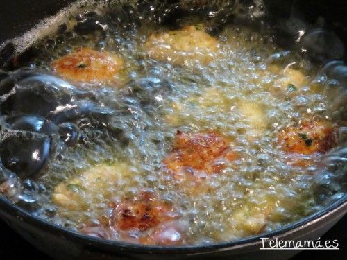 Freímos las tortillitas de bacalao.