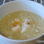 Sopa con huevo escalfado.