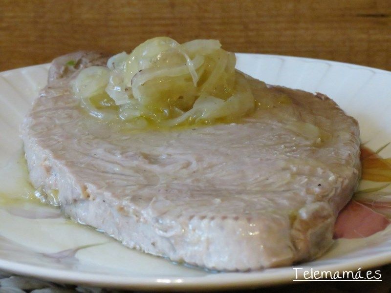 Atún encebollado.