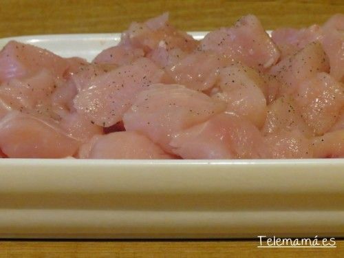 Salpimentar el pollo.