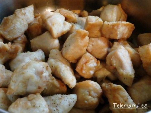 Pollo frito en la olla.