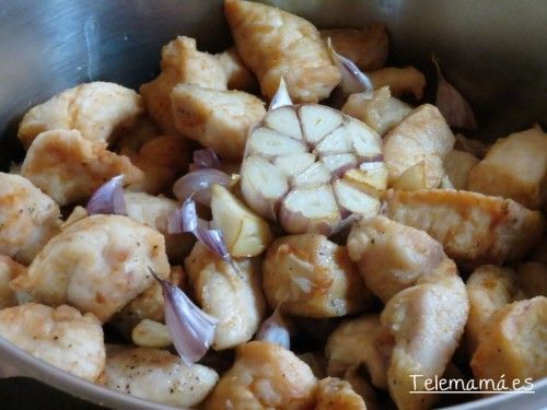 Cabeza de ajo partida frita.