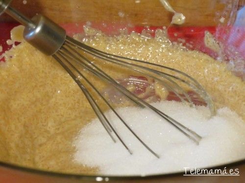 Mezclamos la mantequilla junto al azúcar.