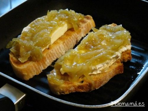 Acompaño de unas tostas de cebolla caramelizada con queso de cabra.