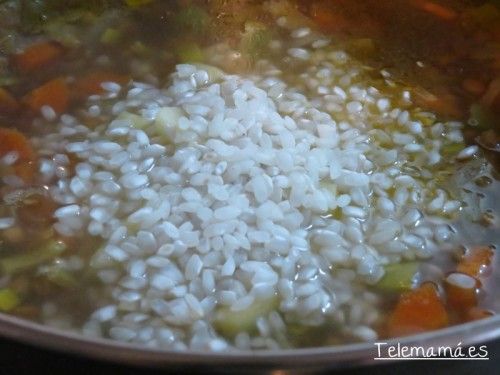 Añadimos el arroz a nuestro guiso.