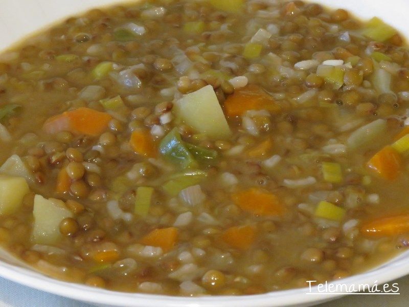 Lentejas con verduras y arroz.
