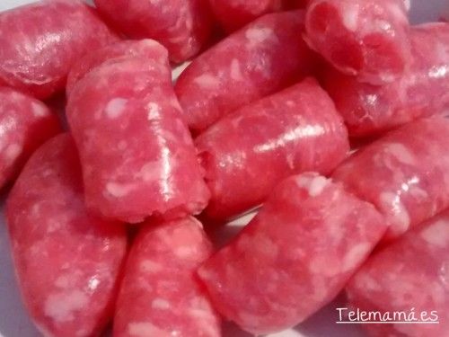 Salchichas frescas cortadas