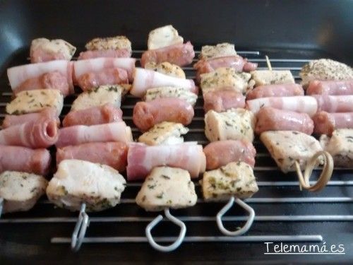Hacemos las brochetas en la plancha.