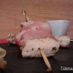 Brochetas de pollo, salchichas y bacon.