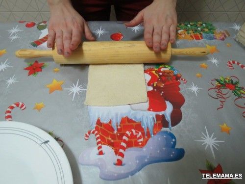 Aplanando el pan.