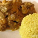 Ternera en salsa con acompañamiento de arroz.