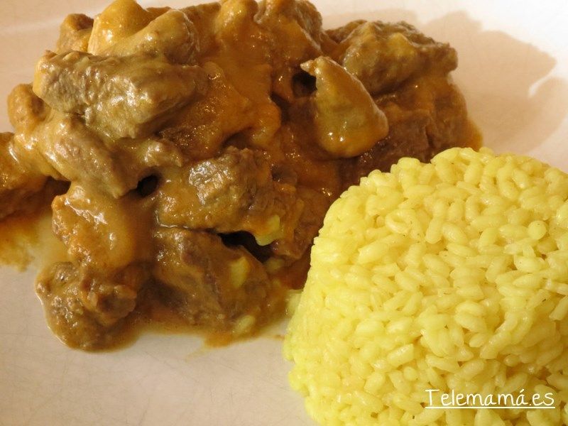 Ternera en salsa con acompañamiento de arroz.