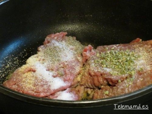 Aliñamos la carne picada.