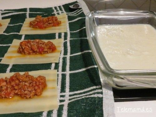 Rellenamos y enrollamos los canelones.