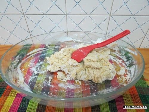 Mezclamos y amasamos.