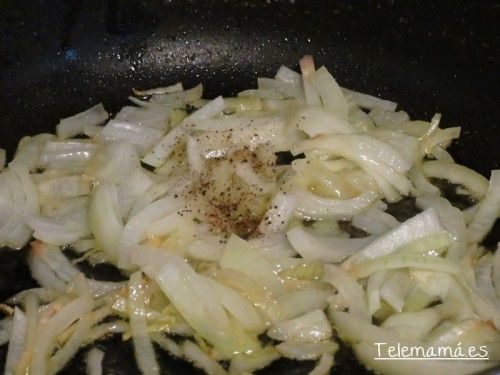 Pochamos la cebolla.