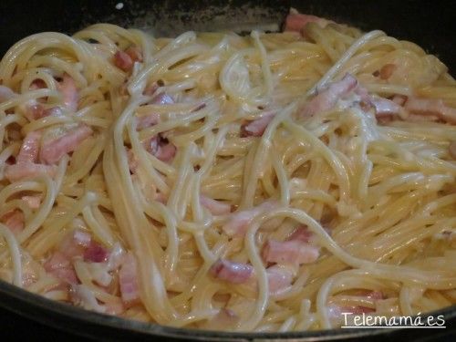 Mezclamos la pasta y salsa.