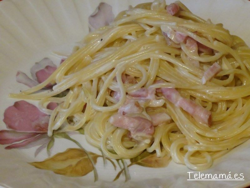 Espaguetis con salsa carbonara de andar por casa.