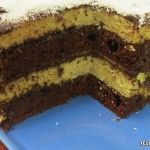 Tarta de chocolate con bizcocho de chocolate y naranja.