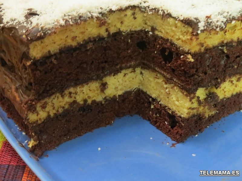 Tarta de chocolate con bizcocho de chocolate y naranja.