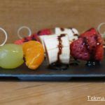 Brochetas de frutas variadas.