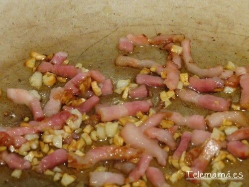 Doramos el ajo y bacón.