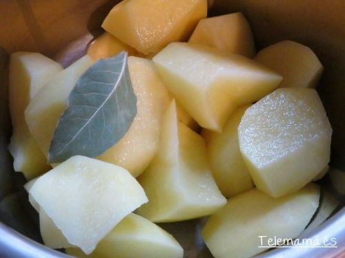 Nos disponemos a cocer las patatas.