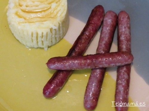 Salchichas frescas al vino con puré de patatas.