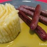 Salchichas frescas al vino con puré de patatas.